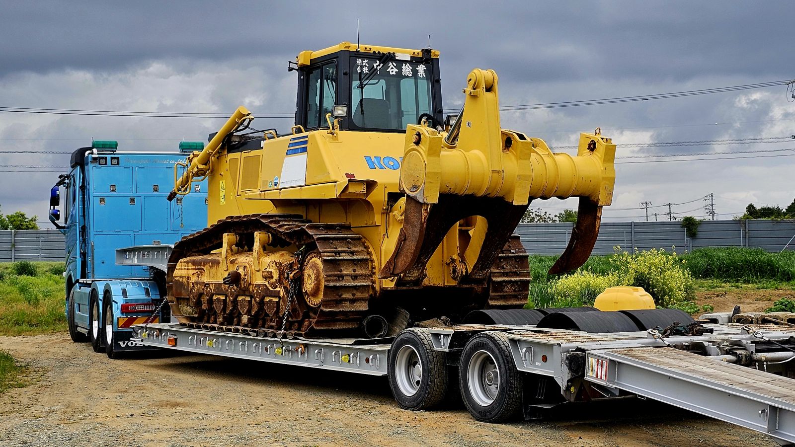 中谷総業様ご依頼のコマツD155AXを輸送しました🚛 | お知らせ | 浜重機