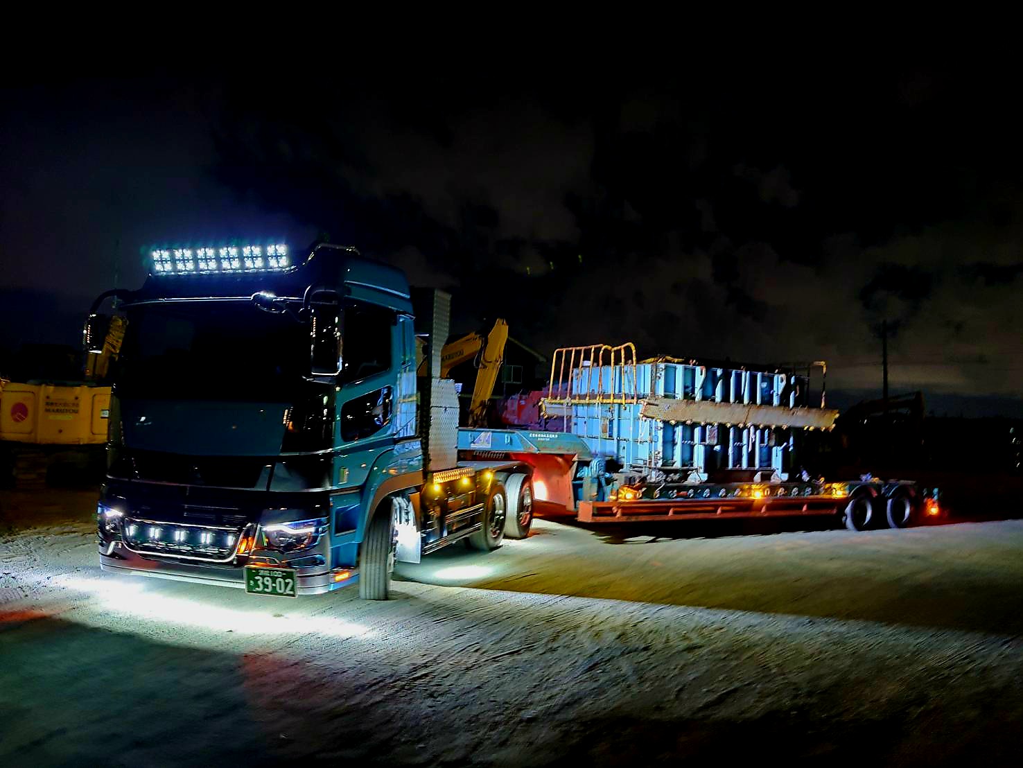 夜の車庫に戻ったトレーラー🚛✨ コンクリ型枠の輸送実績 | お知らせ